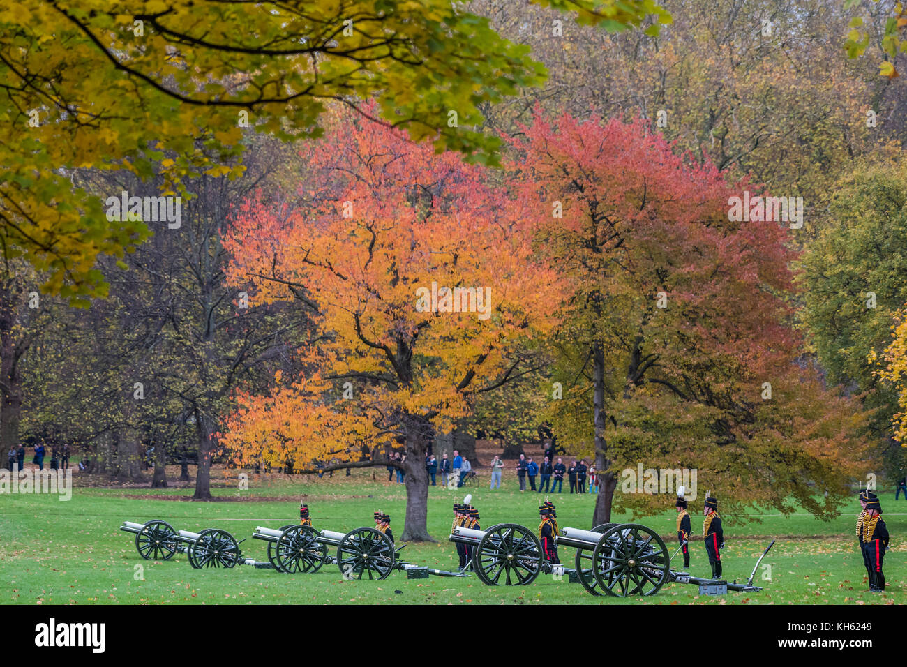 Londres, Royaume-Uni. 14Th Nov, 2017. Le transport des armes à feu les chevaux sont entraînés et les canons attendre midi - La troupe du Roi Royal Horse Artillery (KTRHA), la cérémonie de la batterie de salut de la Division des ménages, un feu de mitrailleuses 41 Salut royal en l'honneur de Son Altesse Royale le Prince of Wales's 69e anniversaire. 71 chevaux tirant six Première Guerre mondiale 13-pounder canons sont en action à partir de dans le parc à mi-course Constitution Hill. Chacune des armes à feu d'artillerie à vide à dix secondes d'intervalle. London 14 Nov 2017 Crédit : Guy Bell/Alamy Live News Banque D'Images