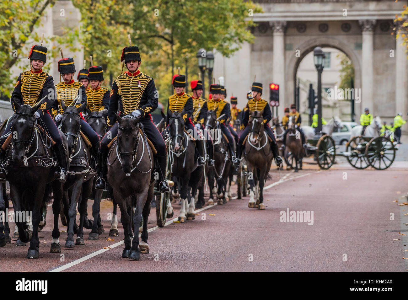 La Troupe du Roi Royal Horse Artillery (KTRHA), la cérémonie de la batterie de salut de la Division des ménages, un feu de mitrailleuses 41 Salut royal en l'honneur de Son Altesse Royale le Prince of Wales's 69e anniversaire. 71 chevaux tirant six Première Guerre mondiale 13-pounder canons sont en action à partir de dans le parc à mi-course Constitution Hill. Chacune des armes à feu d'artillerie à vide à dix secondes d'intervalle. Londres 14 Nov 2017 Banque D'Images