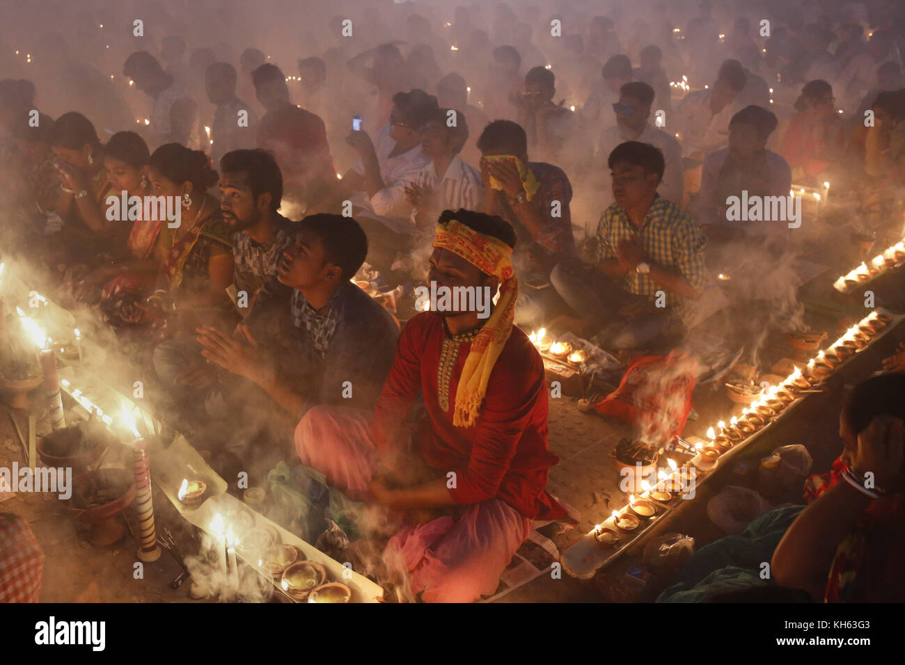 Dhaka, Bangladesh. 14 novembre 2017. Les dévots hindous bangladais s’assoient avec Prodip et prient Dieu au temple Shri Shri Loknath Brahmachari Ashram pour observer le festival sacré de Rakher Upobash ou Kartik Brati à Barodi, Narayanganj. Crédit : Md. Mehedi Hasan/ZUMA Wire/Alamy Live News Banque D'Images