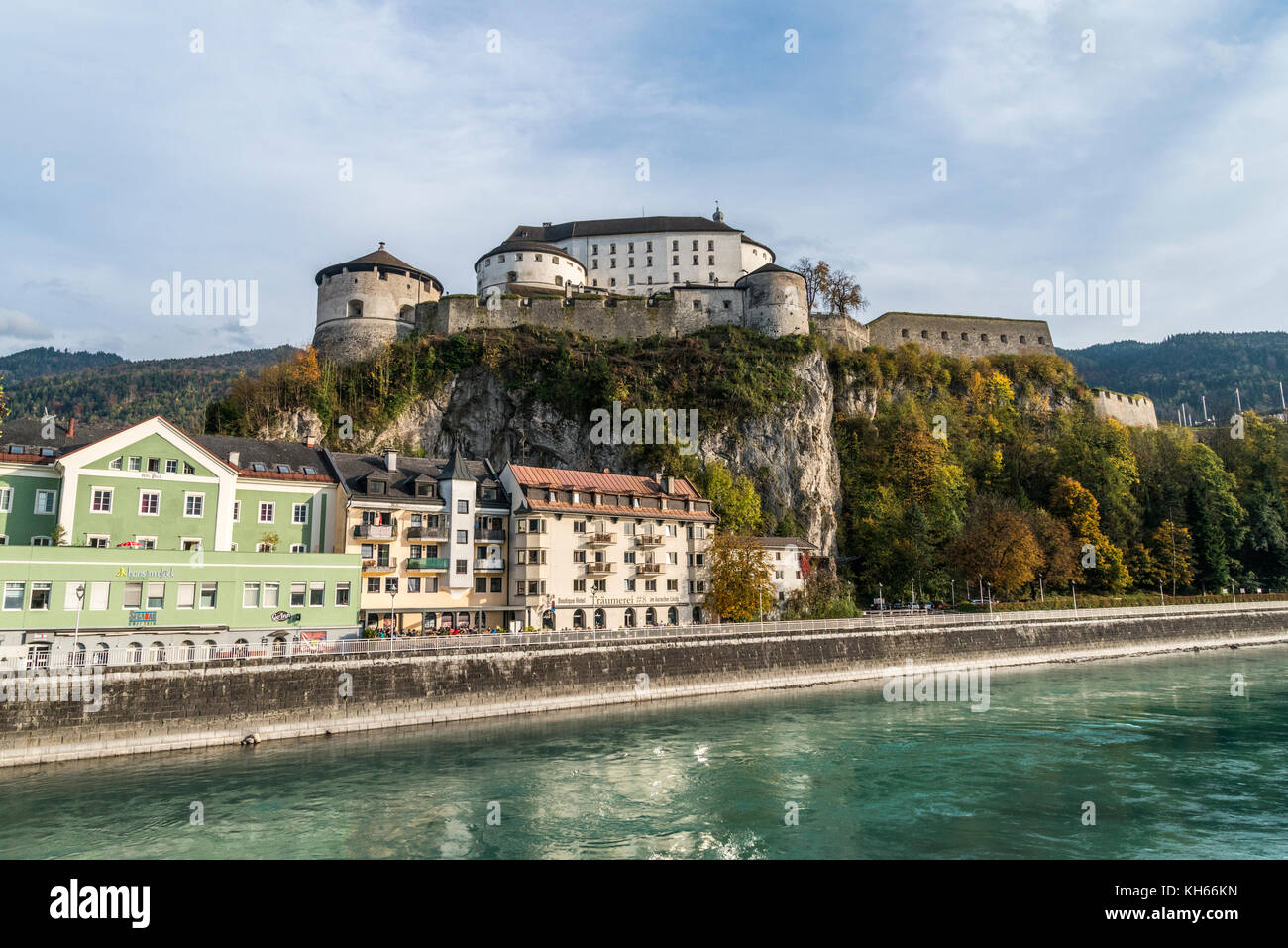 Des scènes de rue de la rivière inn et festung forteresse dans la vieille ville médiévale de Kufstein, sur la frontière de le Tyrol autrichien et allemand de Bavière. Banque D'Images