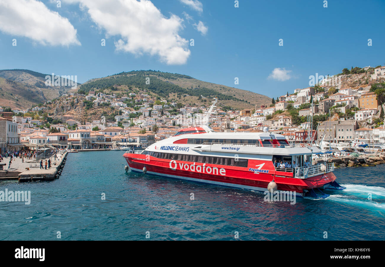 Ferry arrivant à hydra qui est une île grecque dans la mer Egée. hydra est une destination populaire auprès des touristes, mais aussi avec des artistes. Banque D'Images