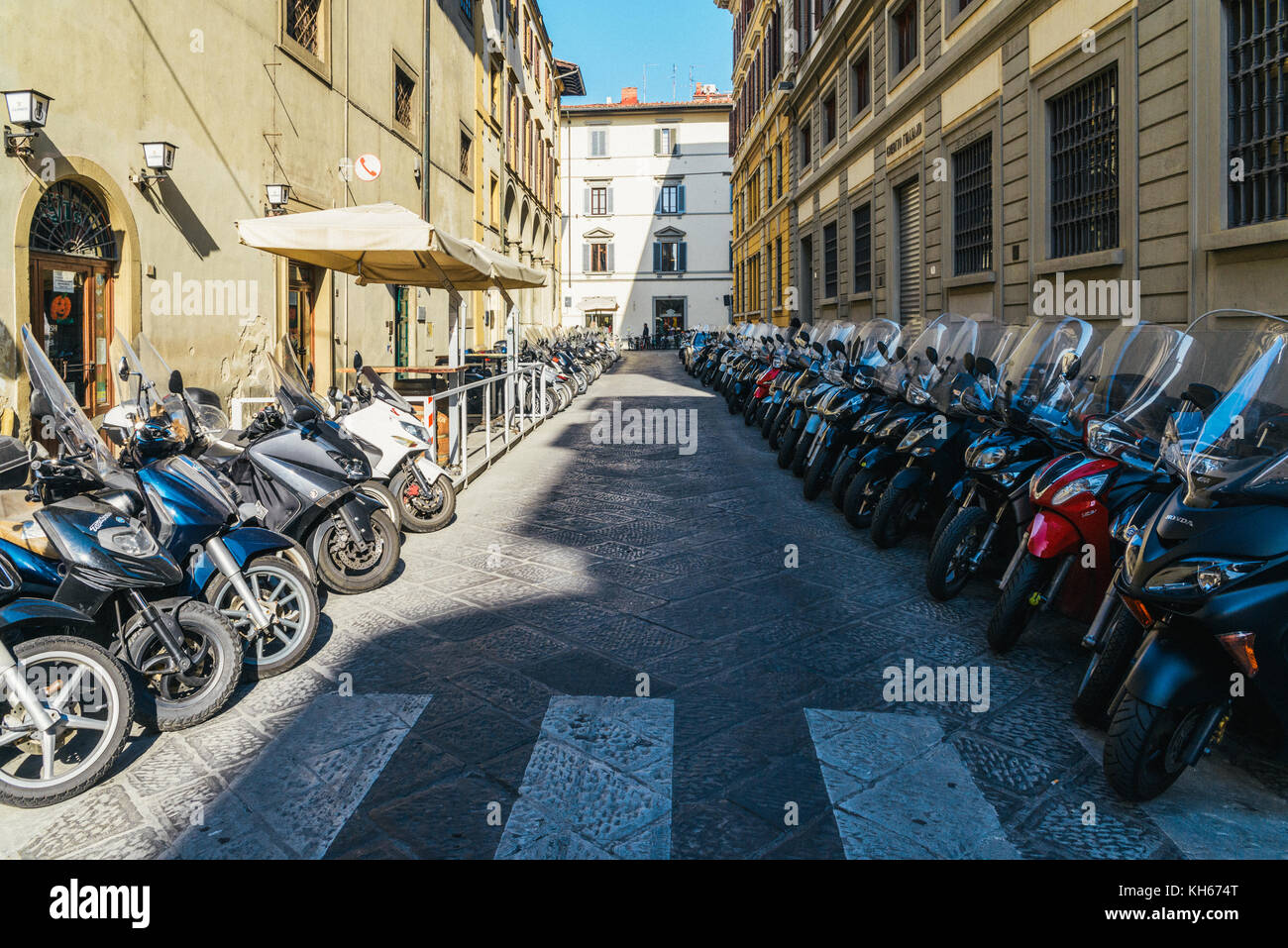 Rangées de vepas garées dans la rue à Florence, Toscane, Italie Banque D'Images