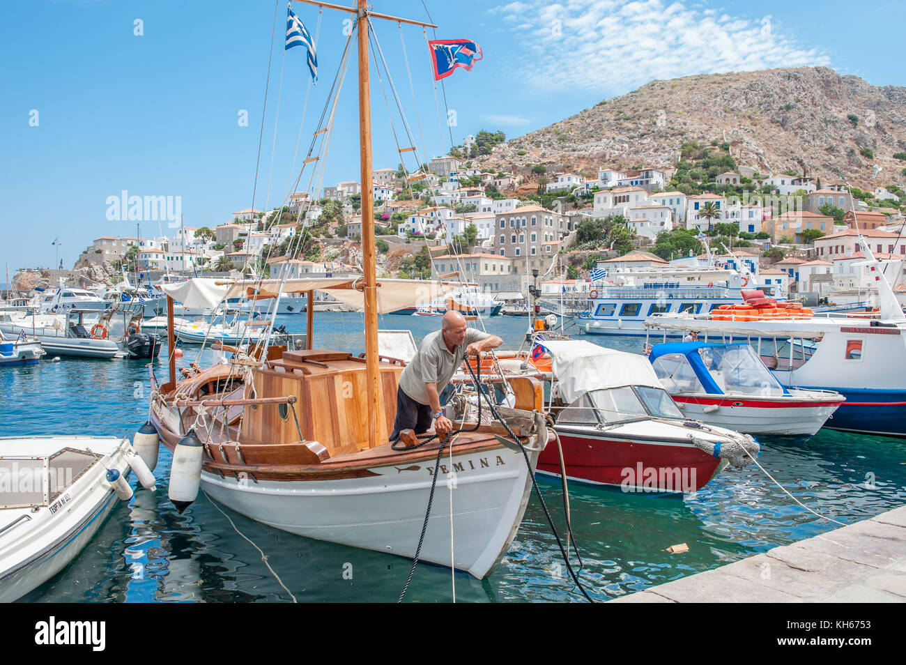 Bateau de pêche à l'Hydra, une île grecque de la mer Égée appartenant à l'iles saroniques. hydra est une destination populaire auprès des touristes et des artistes. Banque D'Images