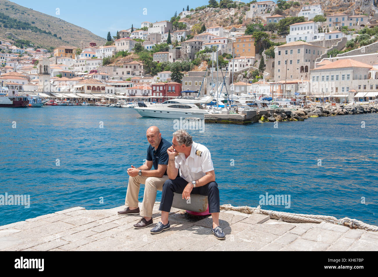 Le personnel du traversier attendent les touristes une hydre, une île grecque dans la mer Egée. hydra est une destination populaire auprès des touristes, mais aussi avec des artistes. Banque D'Images