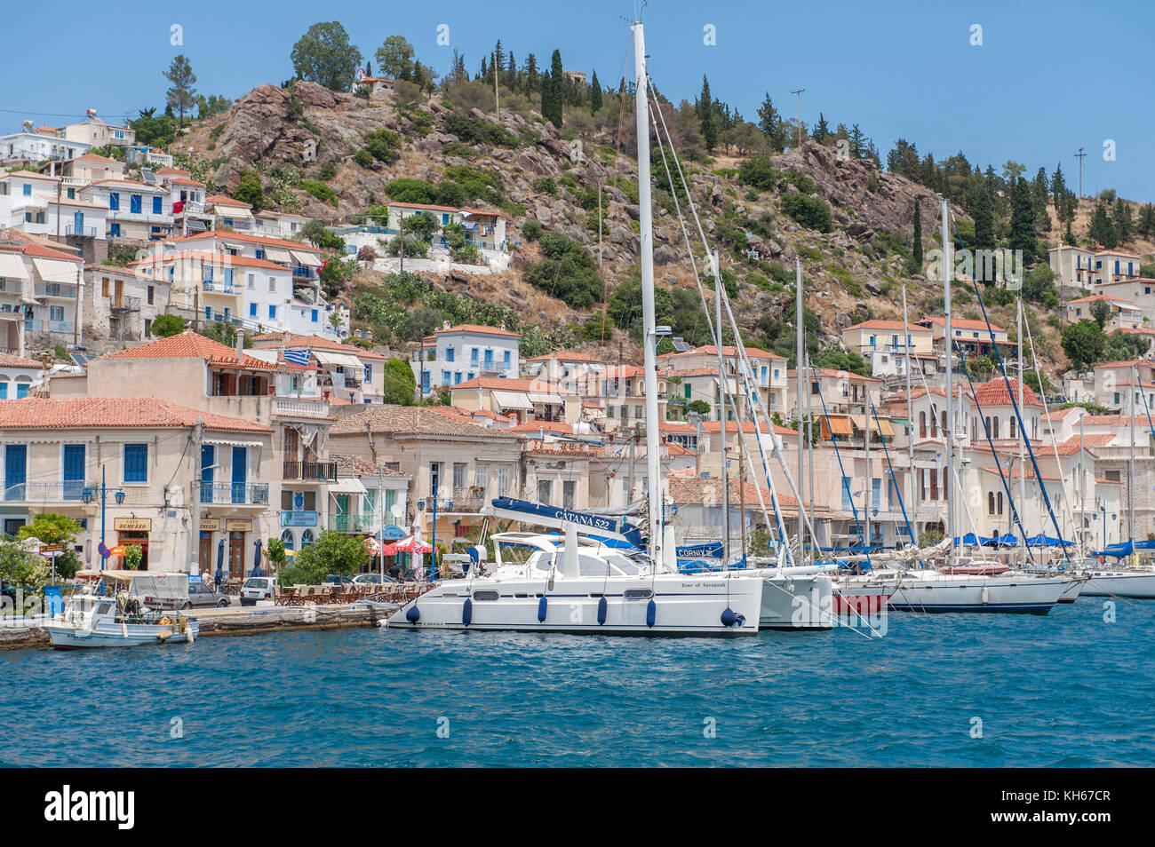 Poros sur une journée ensoleillée. Poros est une petite île grecque de la mer Égée appartenant à l'Iles Saroniques. Banque D'Images