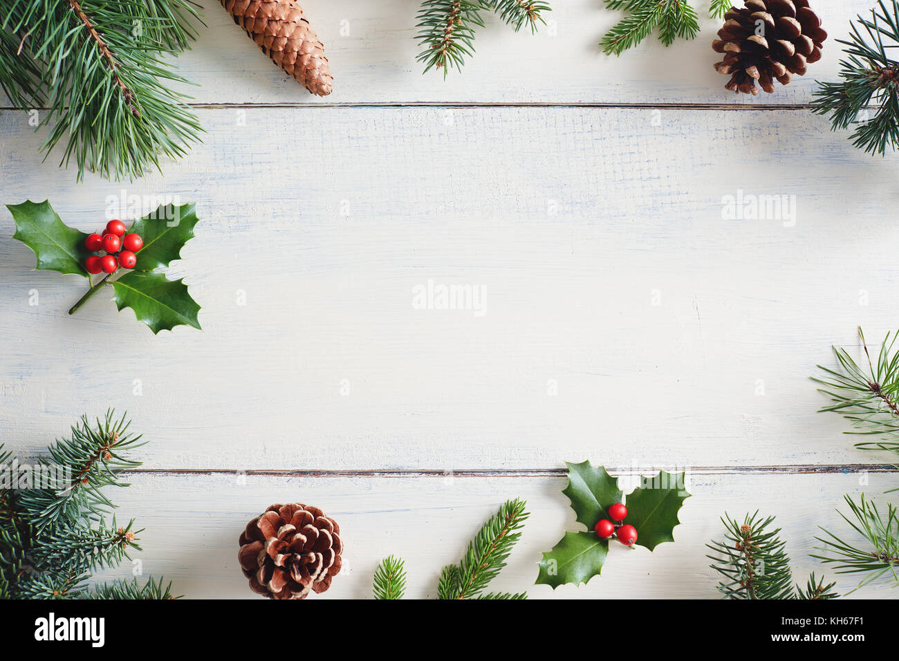 Fond de Noël avec des décorations de Noël en bois sur le tableau blanc. Banque D'Images