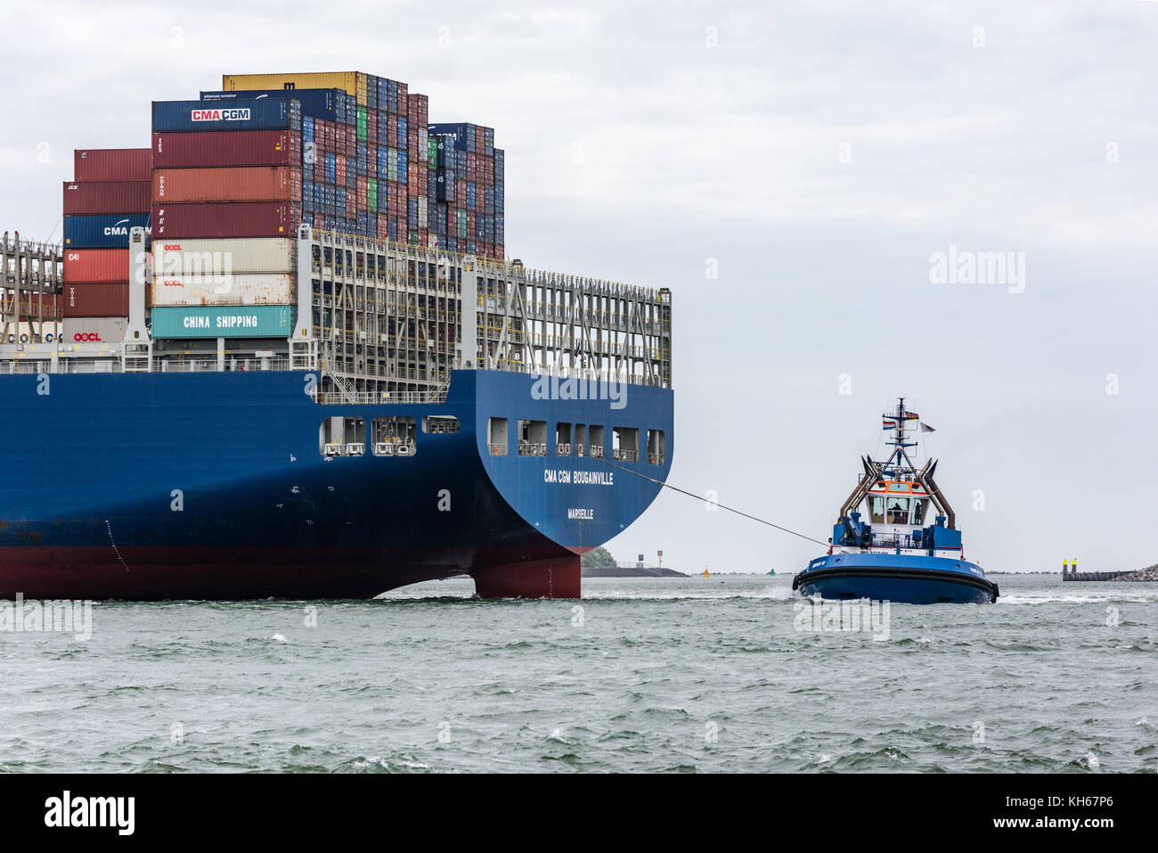 Rotterdam, Pays-Bas - 12 juin 2017 : un remorqueur apporte l'ultra grand porte-conteneurs CMA CGM Bougainville dans le port en tant qu'elle arrive au th Banque D'Images