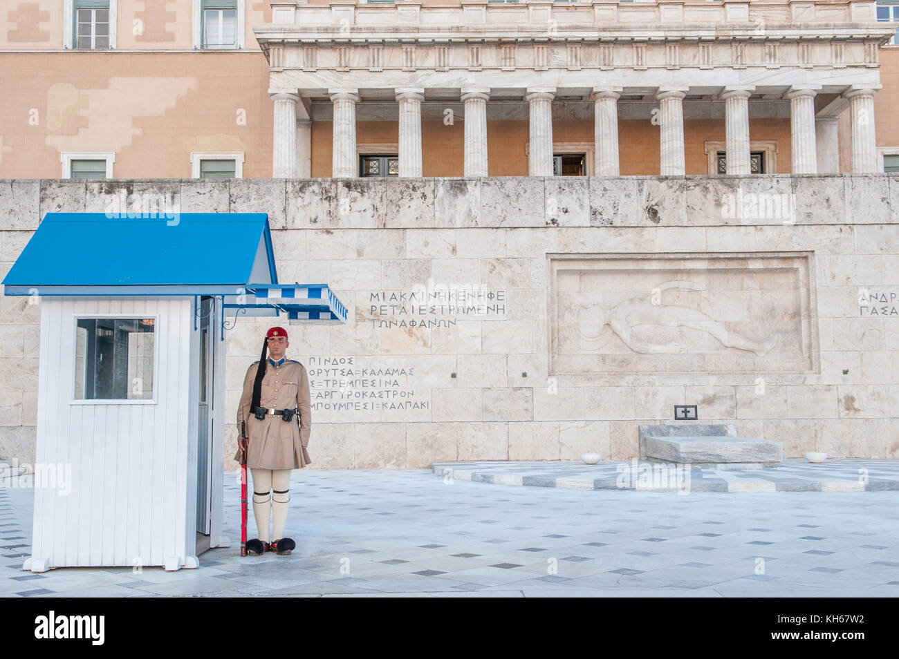 Evzone - garde royale grecque à l'extérieur de l'ancien palais royal qui abrite le parlement grec à la place Syntagma Banque D'Images