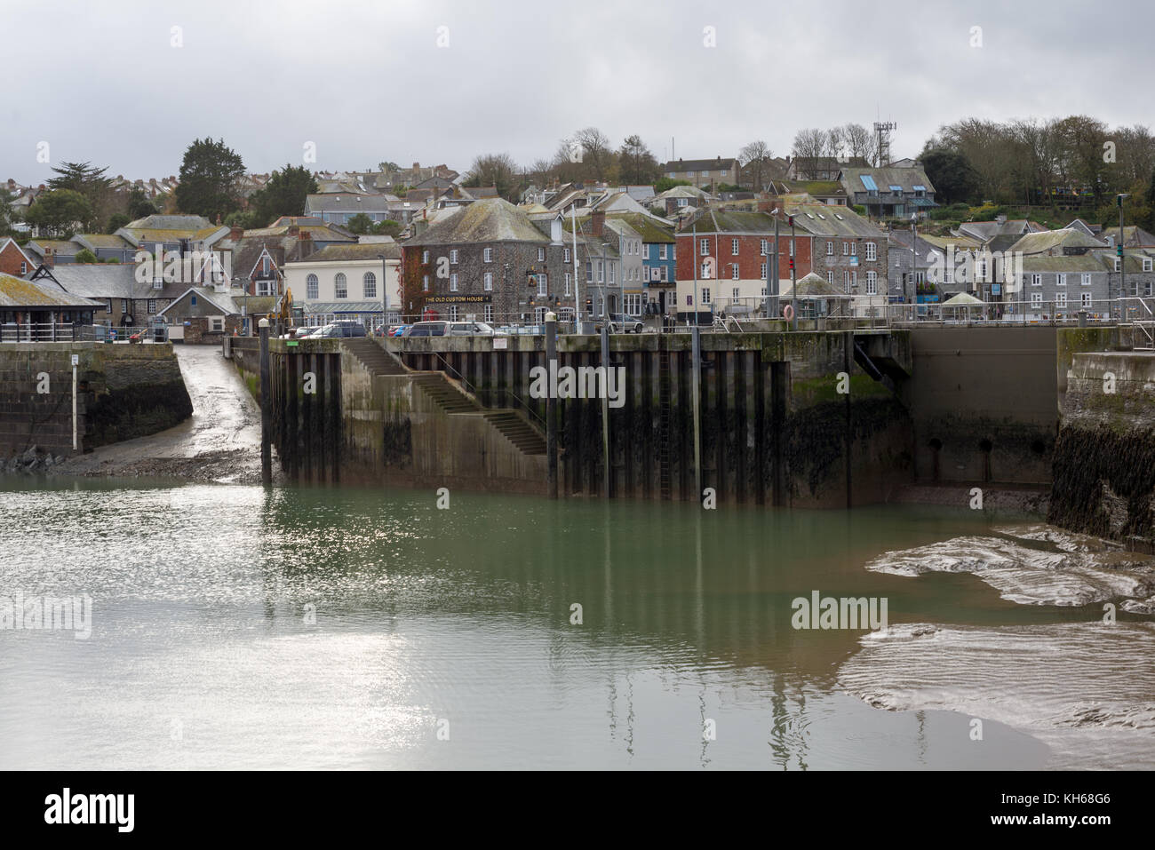 L'avant-port au nord-est de Padstow, Cornwall, UK, avec la marée, montrant la mer boueuse lit. Banque D'Images