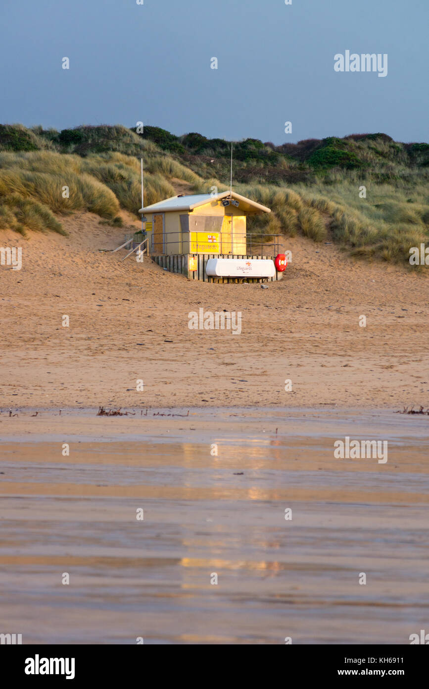 Station de garde vie jaune sur la plage à Constantine Bay, North Cornwall, UK, hors saison et fermé. Banque D'Images