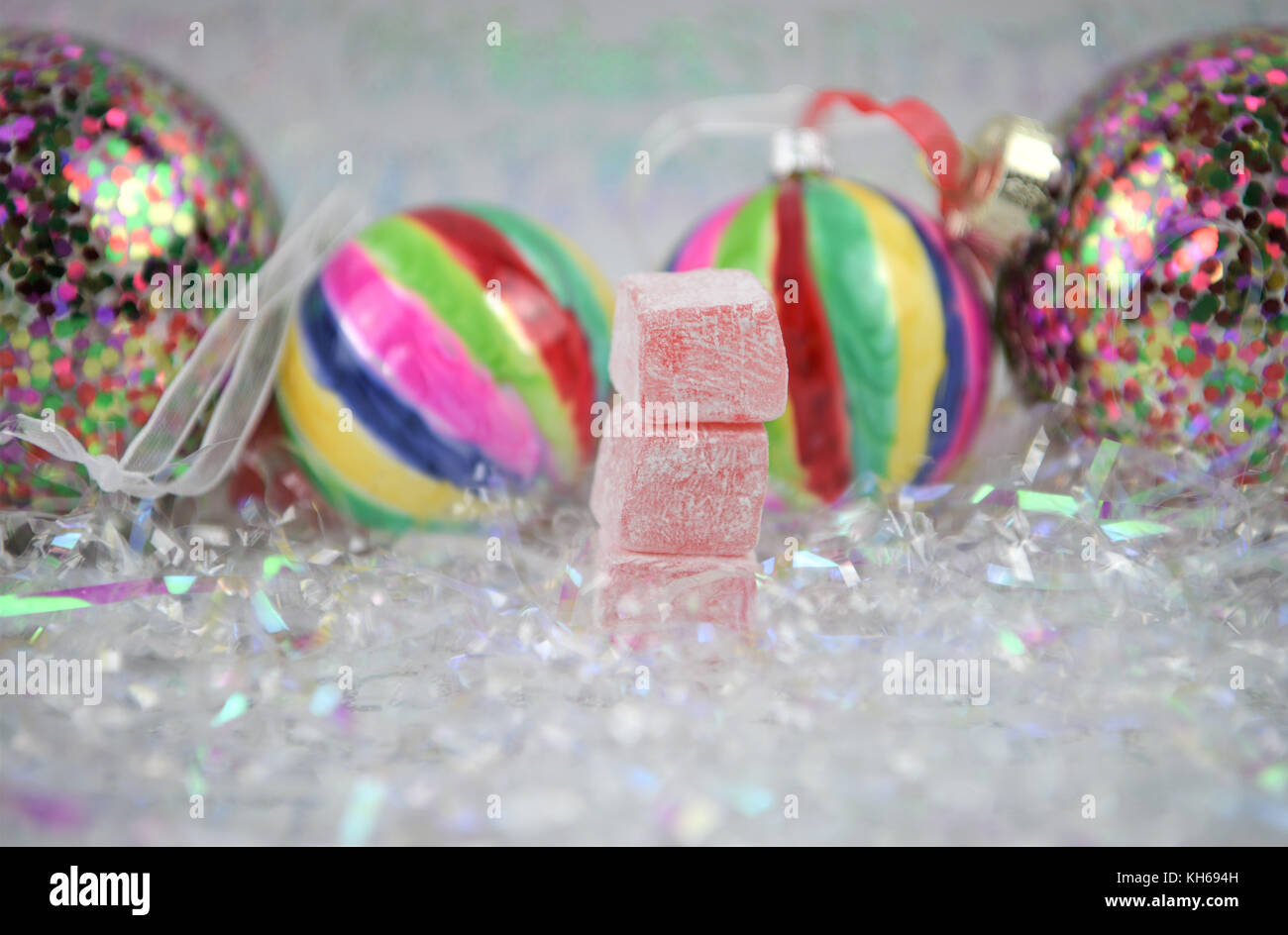 Image noël nourriture colorée de la photographie traditionnelle jelly loukoum cubed bonbons en blanc brillant avec enveloppement décoration d'arbre de Noël lumineux Banque D'Images Image noël nourriture colorée de la photographie traditionnelle jelly loukoum cubed bonbons en blanc brillant avec enveloppement décoration d'arbre de Noël lumineux Banque D'Images