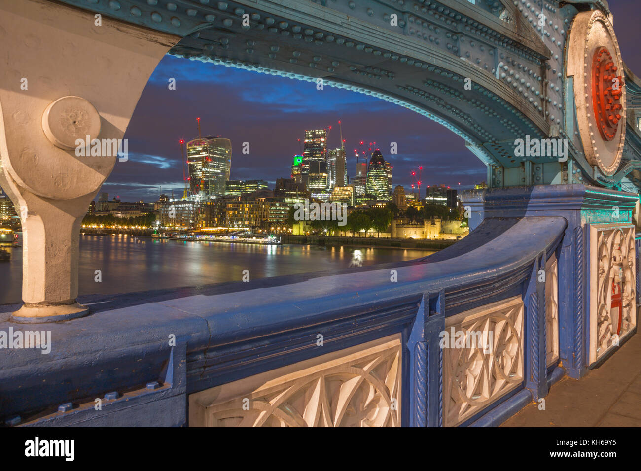 Londres - le détail de la construction métallique de la tour promise et gratte-ciel du centre au crépuscule. Banque D'Images