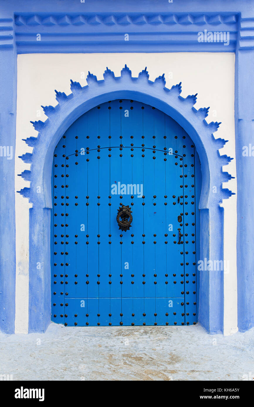 Porte typique à Chefchaouen, Maroc Banque D'Images
