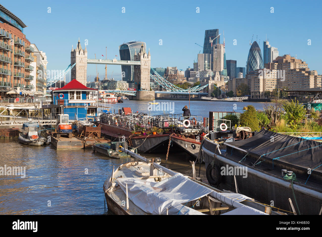 Londres - la tour promise, navires et gratte-ciel du matin. Banque D'Images