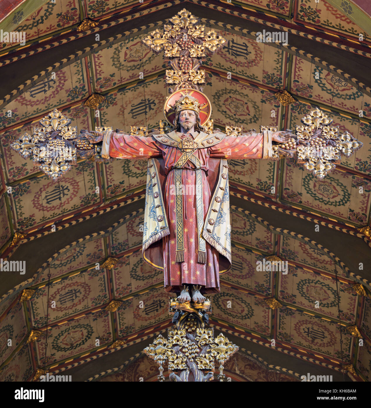 Paris, France - 17 septembre 2017 : la crucifixion sculpté de jeus comme roi et prêtre à l'église St Barnabas. Conçu par bodley en 1906. Banque D'Images