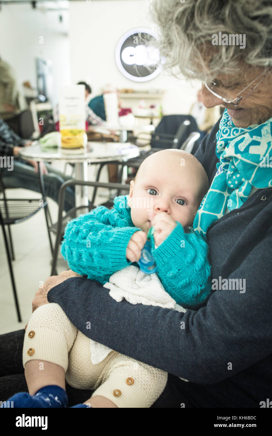 Grand-mère et petit-fils embrasser holding Banque D'Images