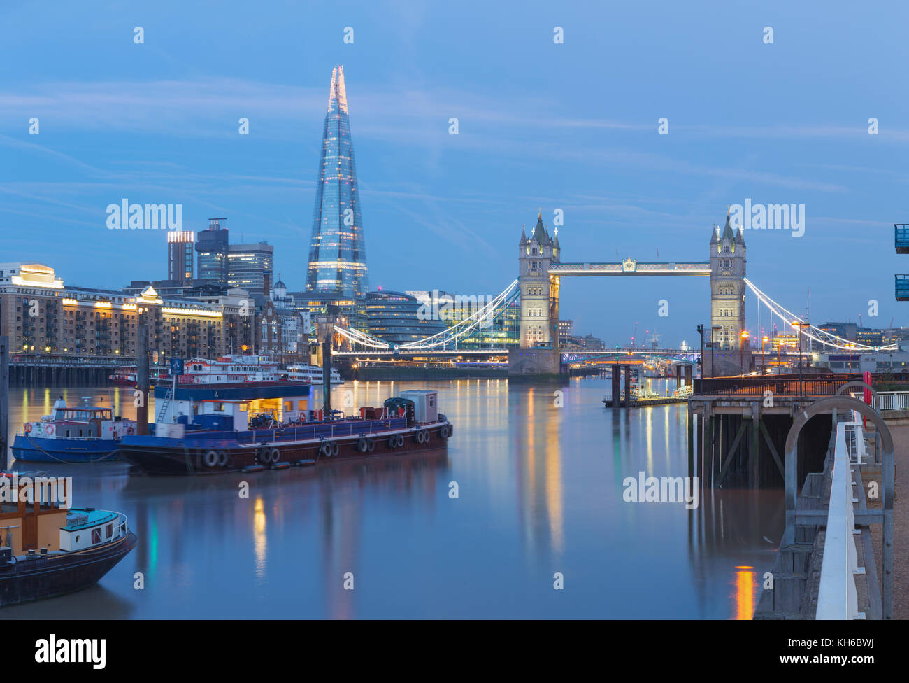 Londres - la Tour Bride et le gratte-ciel Shard au crépuscule. Banque D'Images