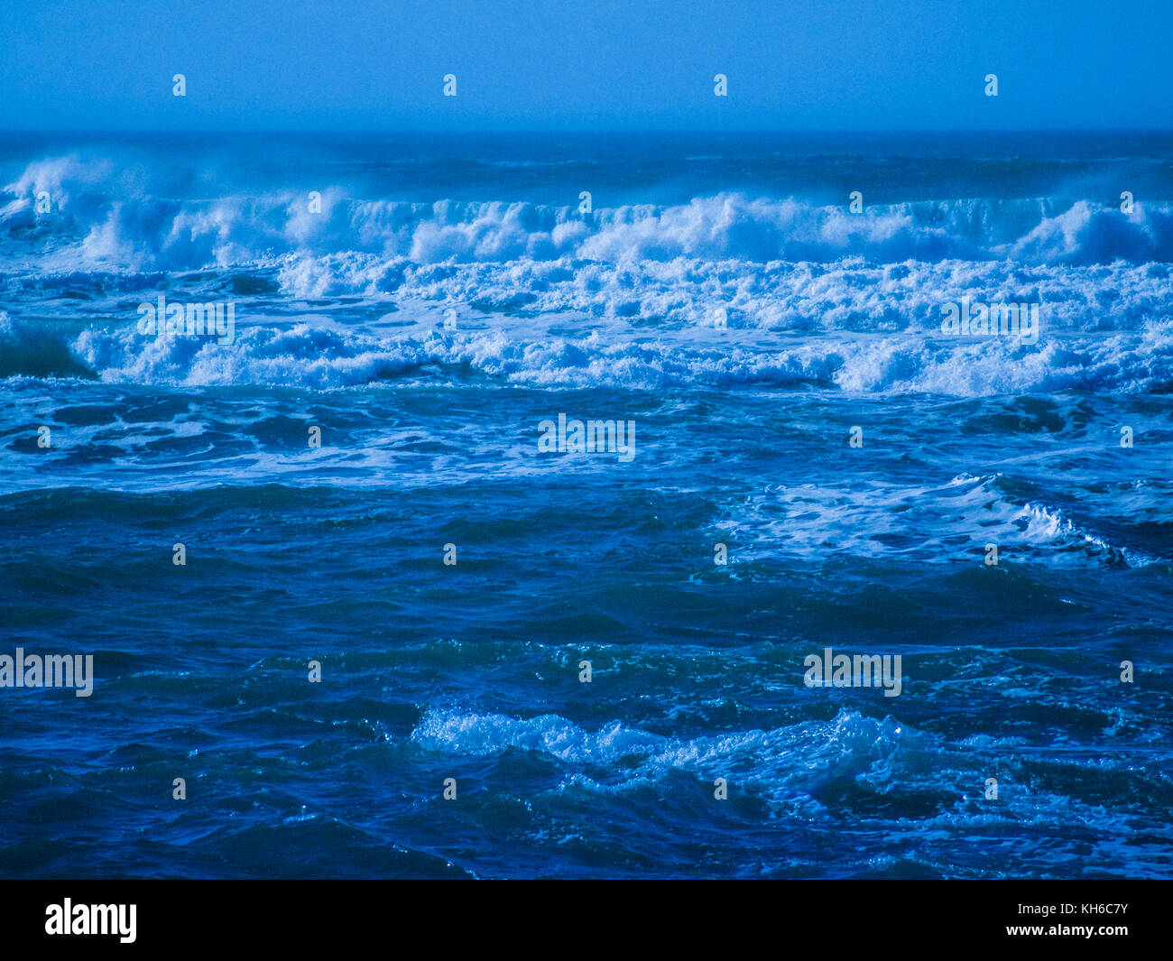 Traités de droit de stylisés / mer rugueuse vagues au large de Newquay en Cornouailles. Banque D'Images