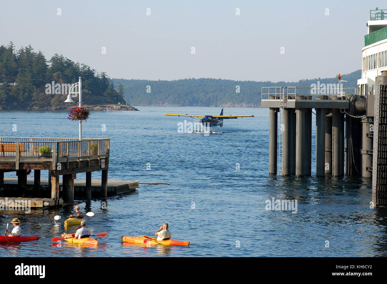 Une Kenmore Air DeHavilland DHC-3 Otter 'éolienne' sur flotteurs, circule lentement à Friday Harbor, WA sur le dernier vol de la journée. Banque D'Images