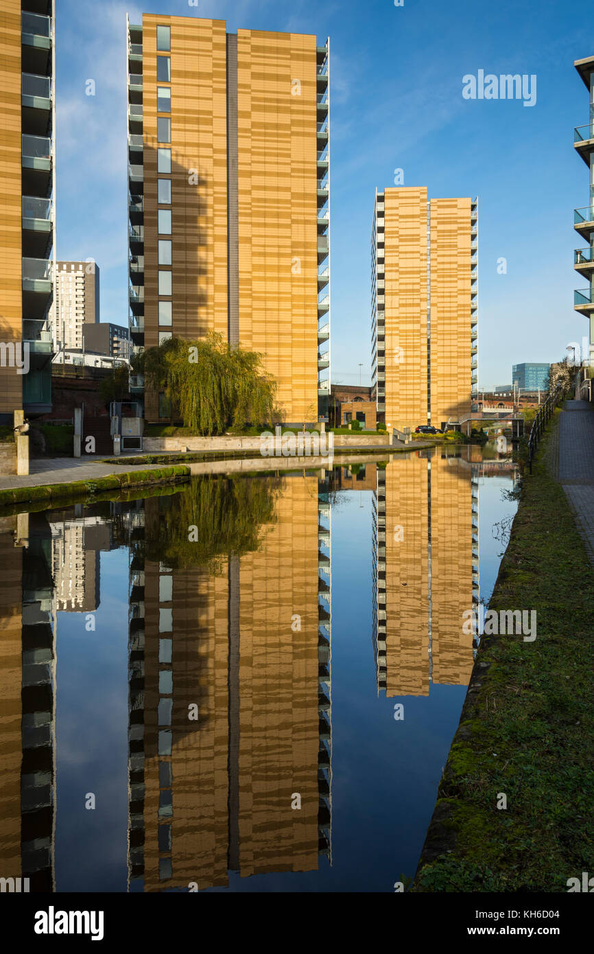 Deux de l'Île Saint-georges les immeubles à appartements, reflétée dans le canal de Bridgewater, Manchester, Angleterre, RU Banque D'Images