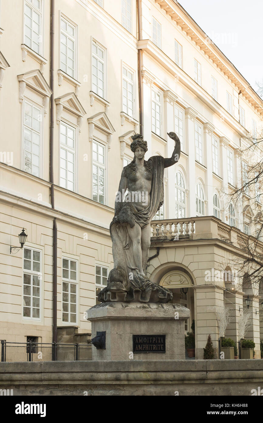 Ancienne fontaine avec statue déesse de l'Amphitrite mer 18e siècle se dresse sur la place du marché de la ville de Lvov Banque D'Images