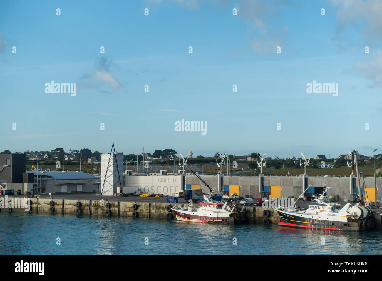 Bateaux de pêche dans le port vu du bateau Cap Finistère dans le port de Roscoff, Quai Charles de Gaulle, 29680 Roscoff, France Banque D'Images