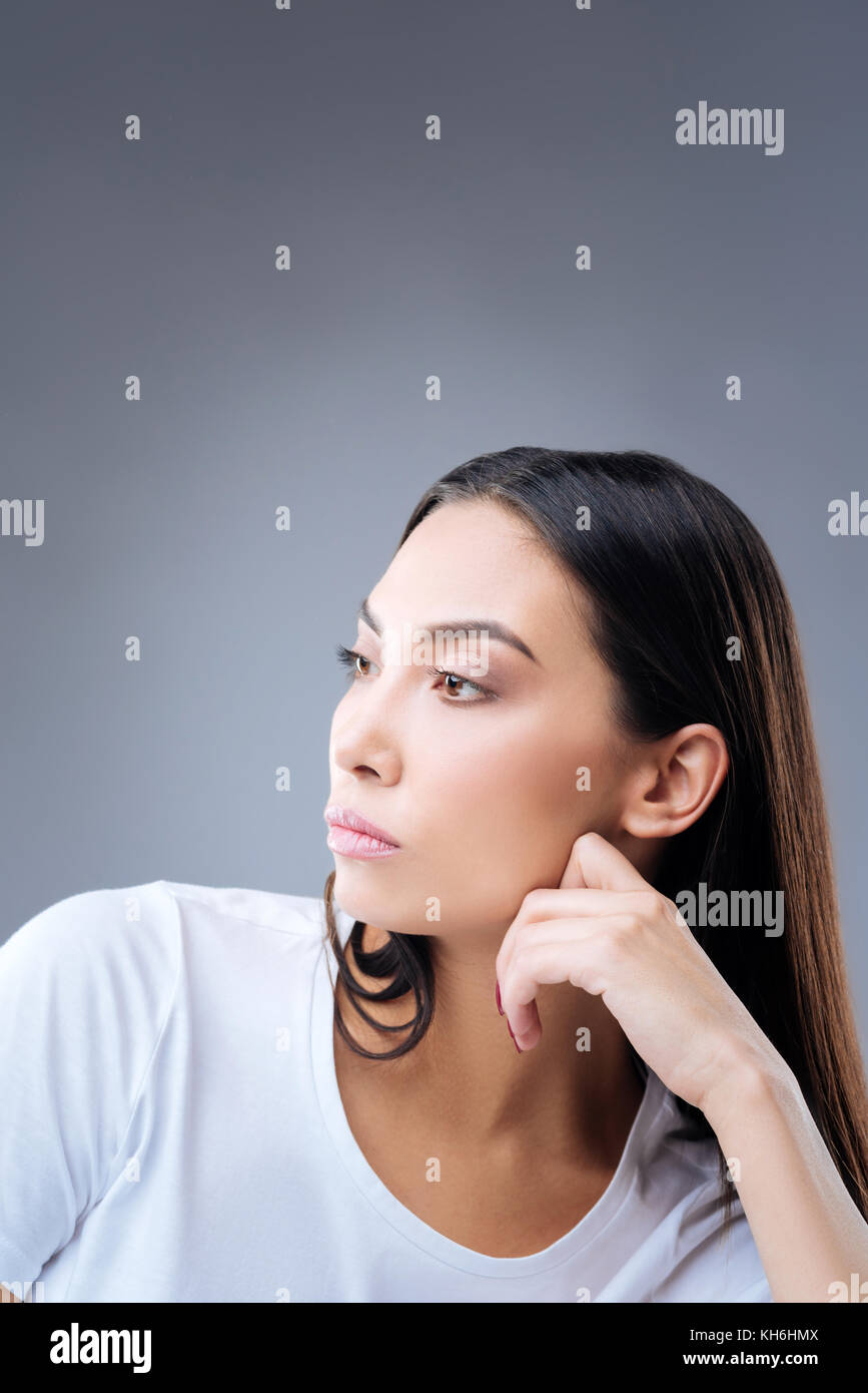 Belle Jeune femme assise réfléchie et regarder la télévision Banque D'Images