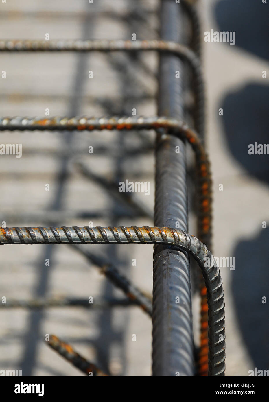 Détails d'une partie d'une cage d'armature en acier utilisée dans la construction de fondations de bâtiments dans le nord-est de l'Italie Banque D'Images