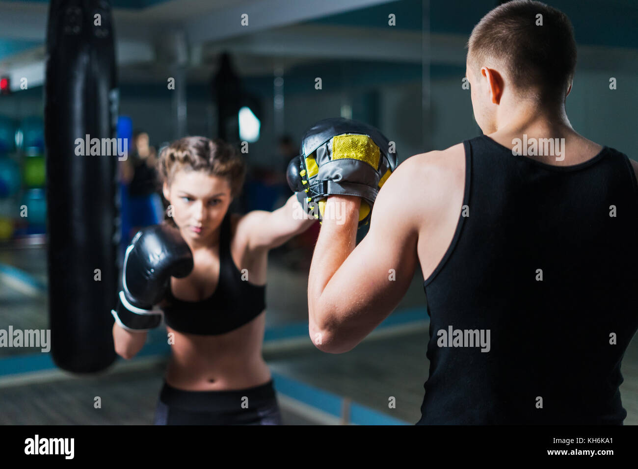 Jeune combattant boxer fit girl wearing boxing gloves dans la formation Banque D'Images