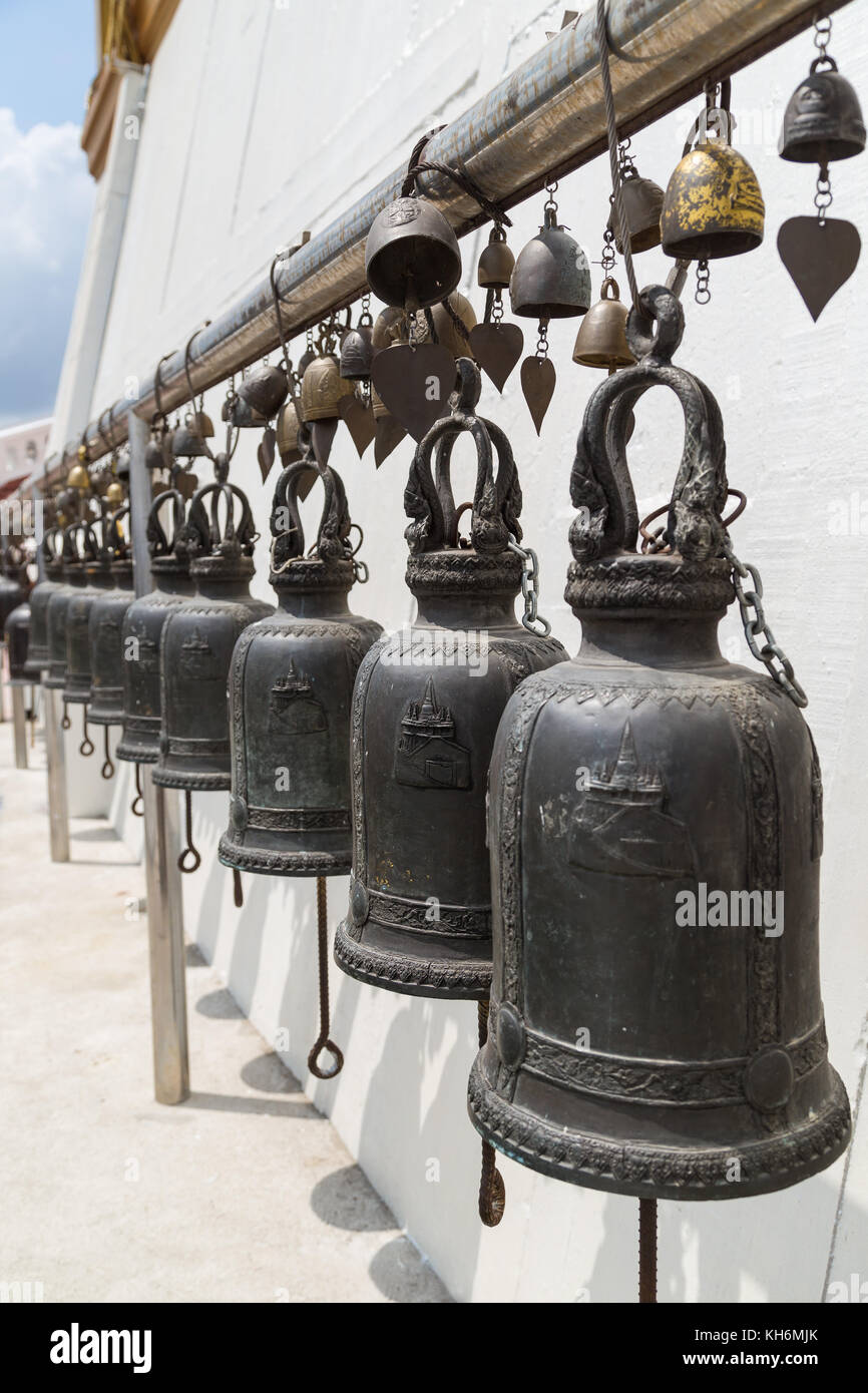 Beaucoup de vieilles cloches acier bouddhiste au mont d'or de Wat Saket à Bangkok, en Thaïlande, lors d'une journée ensoleillée. Banque D'Images