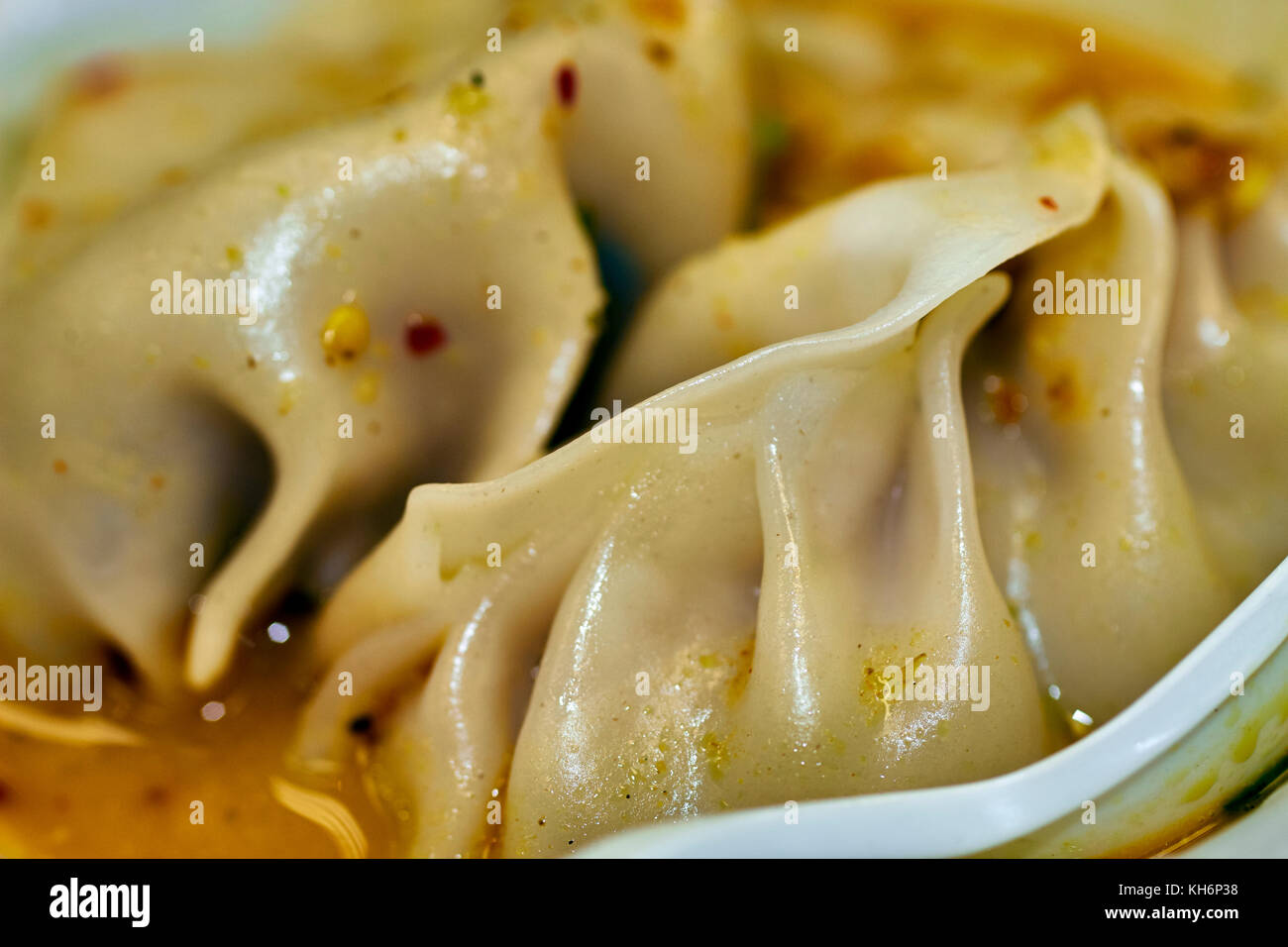 Momos, raviolis tibétains en soupe, comme proposé dans le quartier de Little Tibet Queens, New York, USA Banque D'Images