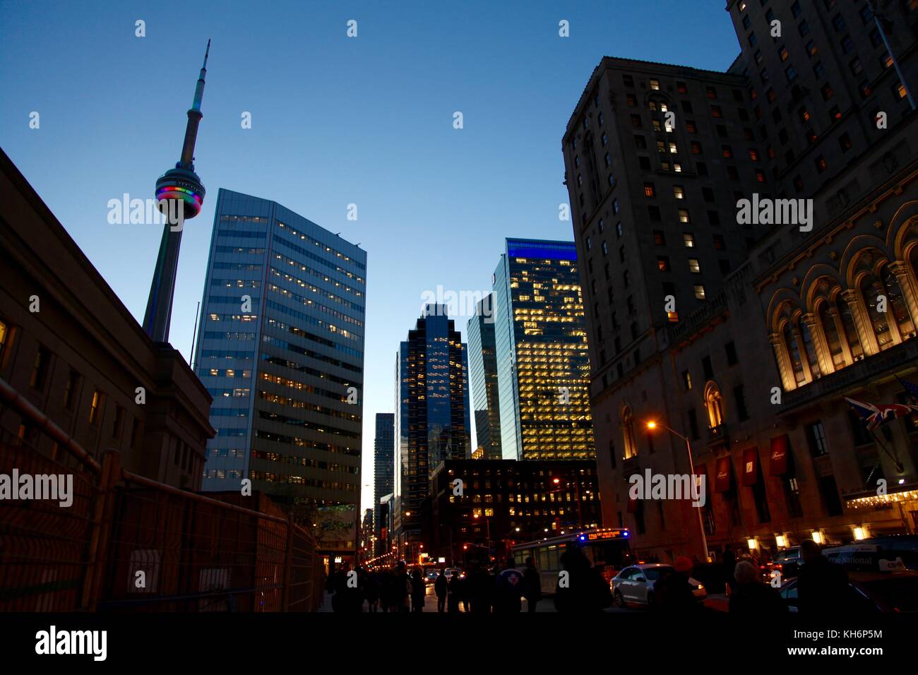 Vue sur le centre-ville de Toronto avant la rue, avec la gare Union et la tour du CN à l'arrière-plan dans la nuit Banque D'Images