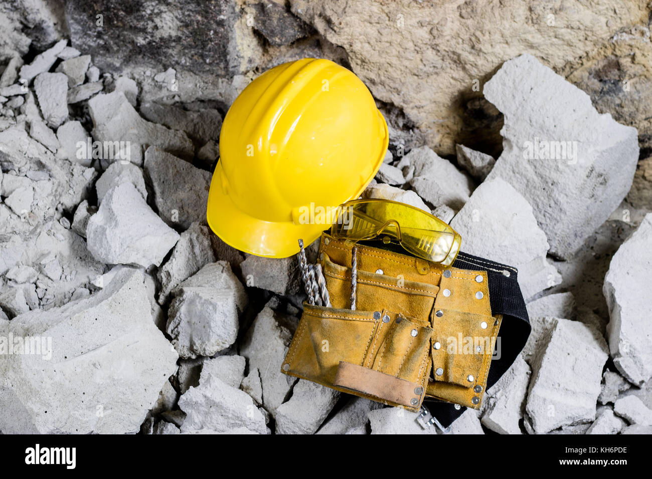 Démolition de murs. marteau électrique et de protection de l'ouïe casque allongé sur les décombres. vieille brique et mur du bâtiment rénové. grunt sur l'arrière-plan Banque D'Images