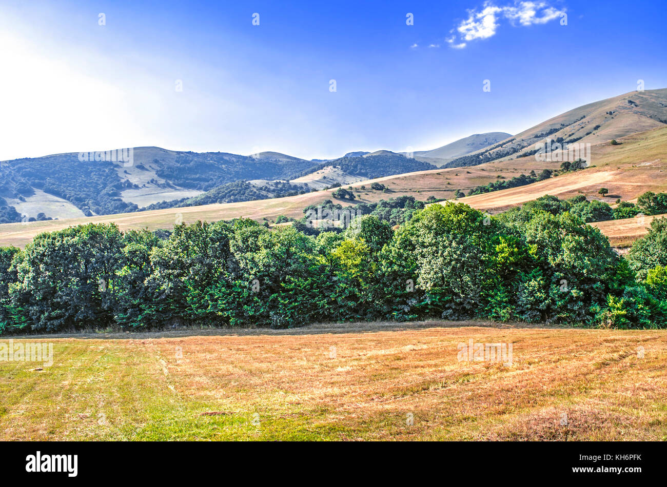 Les terres agricoles de montagne dans une chaude journée ensoleillée dans la région de Lori d'Arménie Banque D'Images