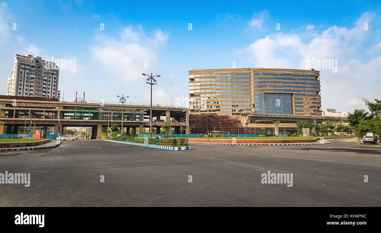 City road intersection avec le pont en construction et les immeubles de bureaux à Kolkata, Inde. Banque D'Images