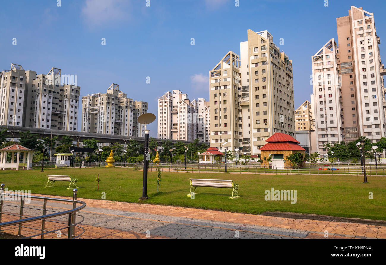 De grands immeubles d'habitation avec vue sur un pont et bien décorées city park à rajarhat domaine de Kolkata, Inde Banque D'Images