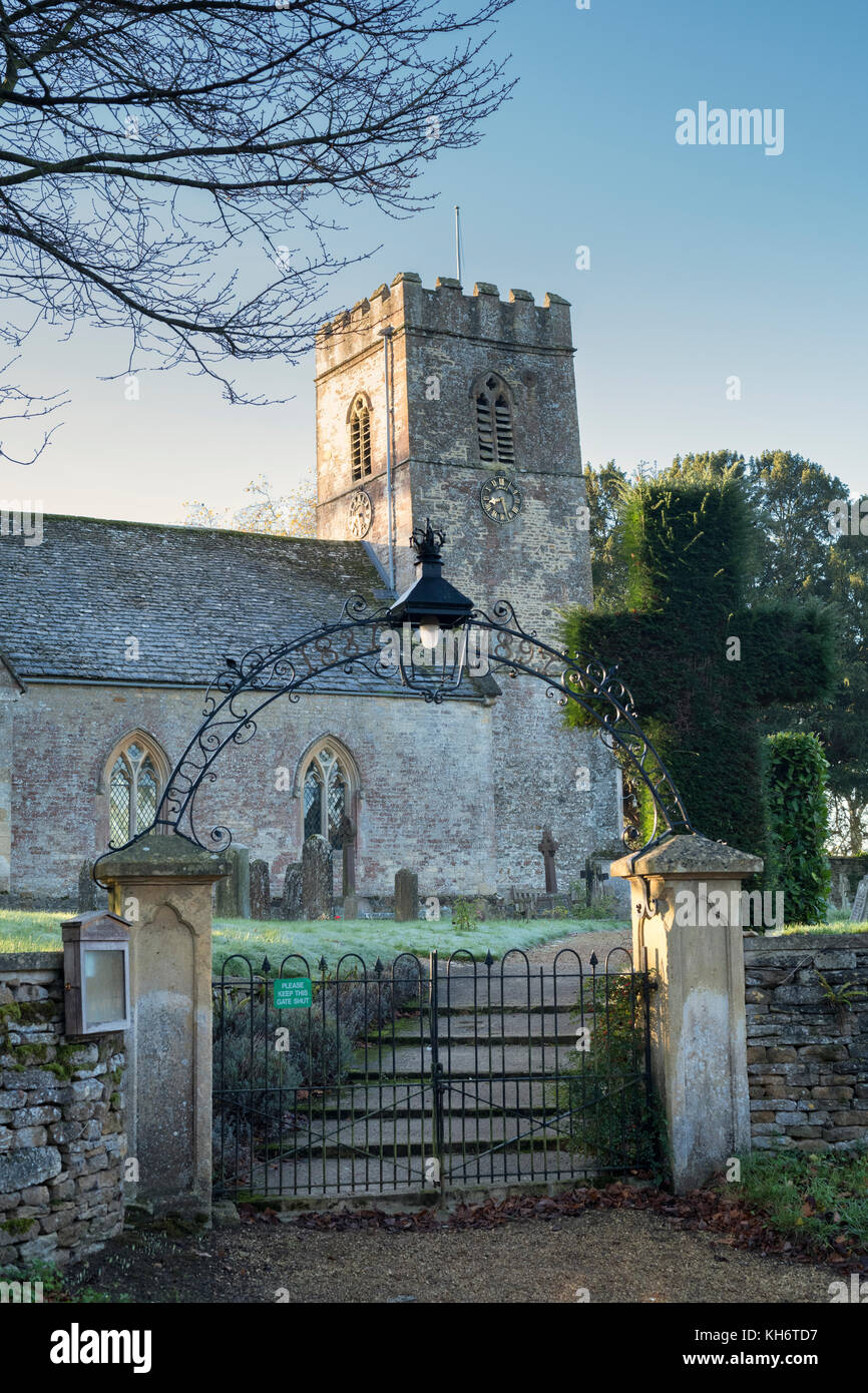 L'église St Marie Madeleine et la haie coupée en automne. Adlestrop. Cotswolds, Gloucestershire, Angleterre Banque D'Images