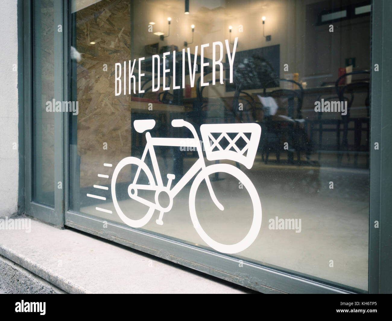Bike concept livraison sur vitrine urbaine Banque D'Images