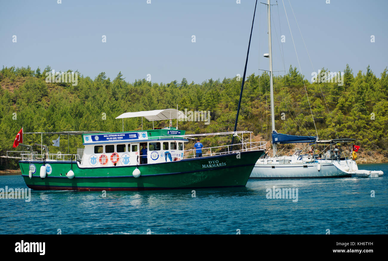 Bateau de collecte des déchets liquides dans la zone de protection marine de la baie de Gokova en Turquie Banque D'Images