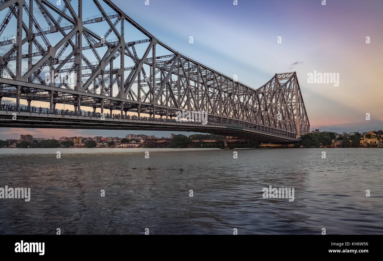 Howrah Bridge kolkata - l'historique pont en porte-à-faux sur la rivière Hooghly avec moody sky sunrise Banque D'Images