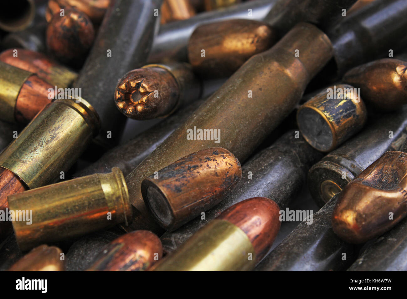 Tas de balles de mitrailleuses. Cartouche d'arme de manchon de cas, texture de fond, 7,65 et 9 mm. Cartouche d'arme.Gun bullet pattern close up. Banque D'Images