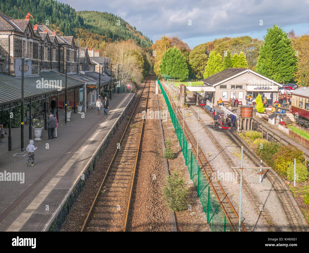 Vallée de Conwy ssingle voie chemin de fer au village de betws-y-coed, au Pays de Galles. Banque D'Images