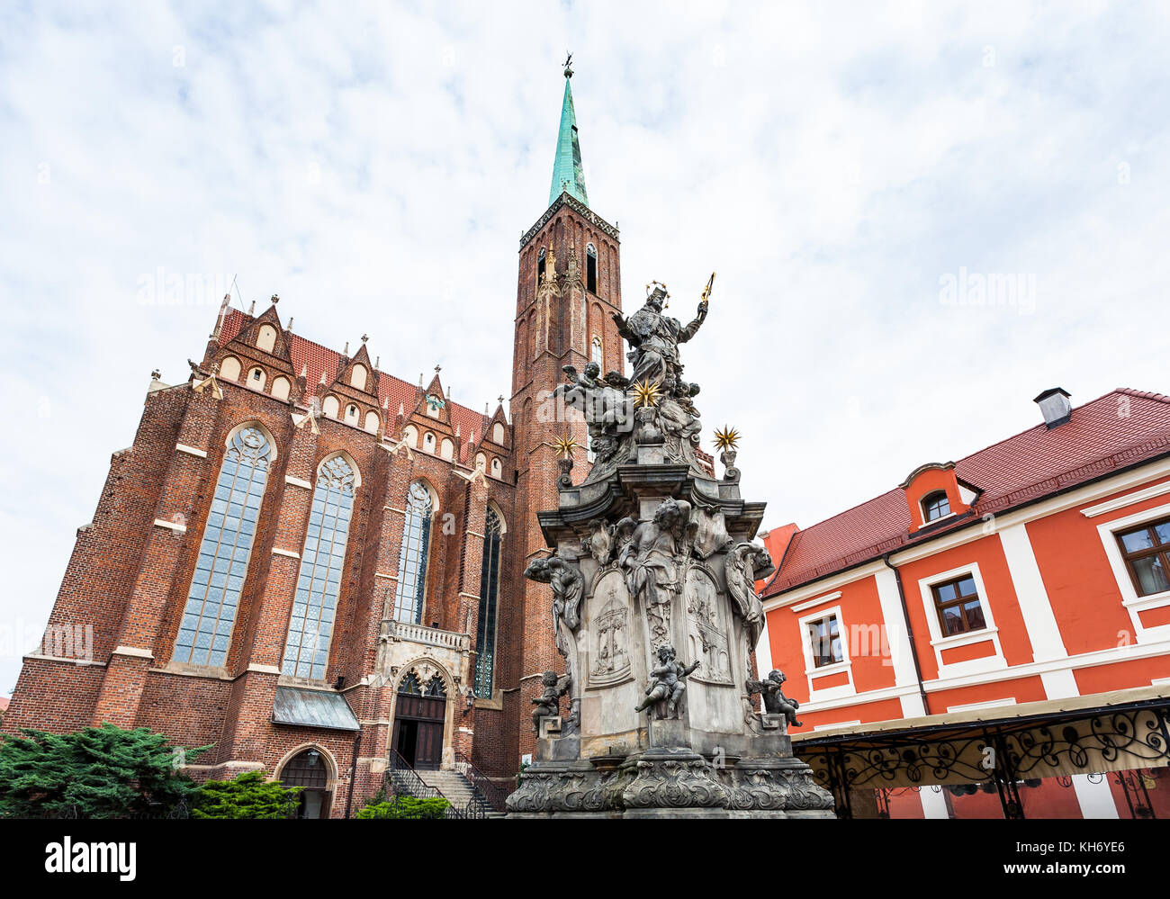 Voyage Pologne - Jean Népomucène ( st jean nepomucen) statue près de l'église de la Sainte Croix et St Barthélemy dans Ostrow Tumski de Wroclaw Banque D'Images