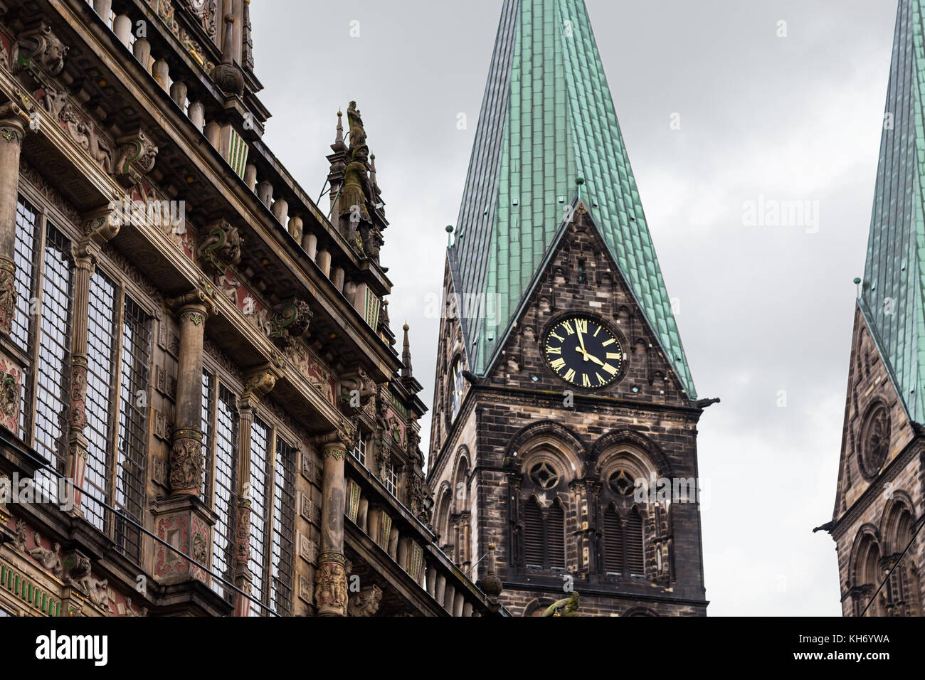 Voyage vers l'Allemagne - Hôtel de Ville façade et tour de la cathédrale de Brême, en septembre Banque D'Images