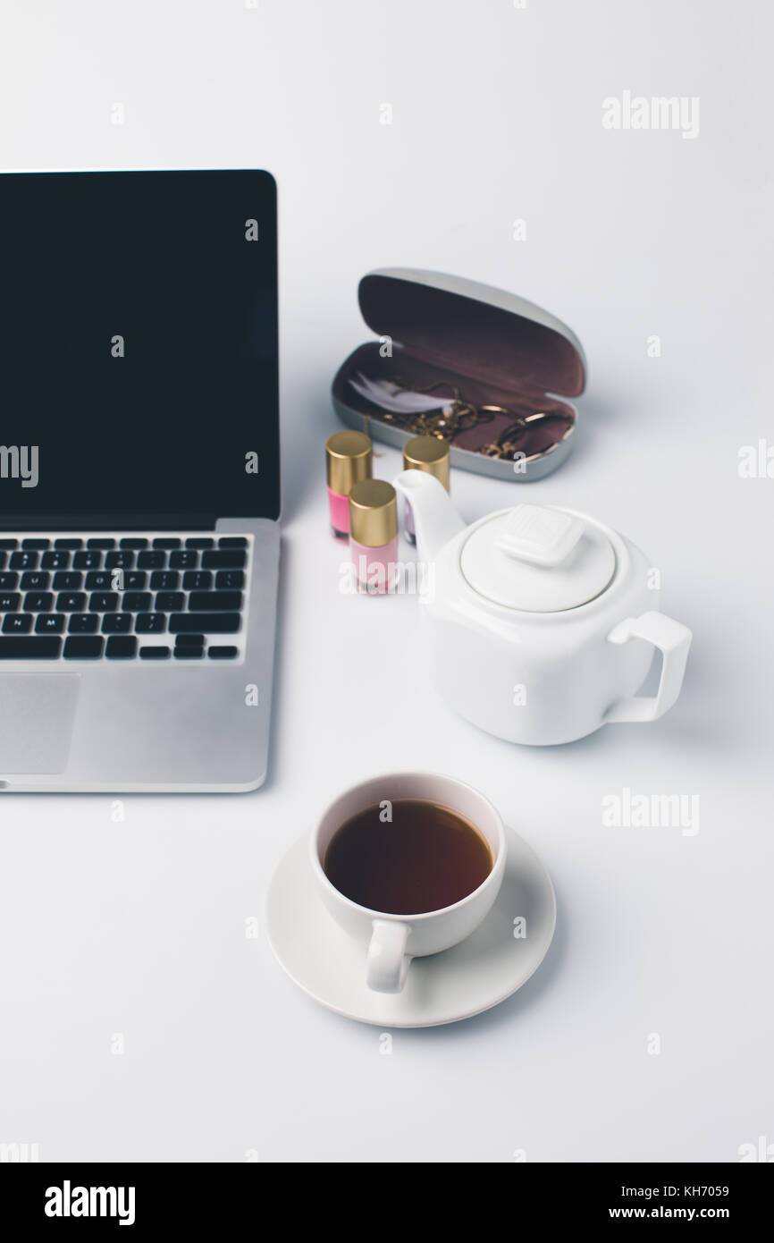 Girly travail avec ordinateur portable et un plateau Banque D'Images