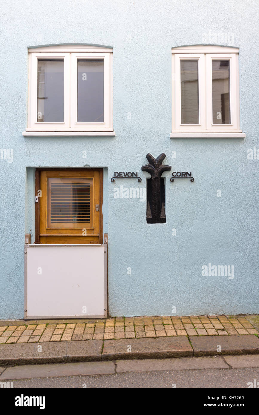 Ancienne frontière Cornwall Devon dans le mur d'une propriété de couleur bleu pastel pittoresque à Cawsand Kingsand, sud-est, Cornwall, UK Banque D'Images
