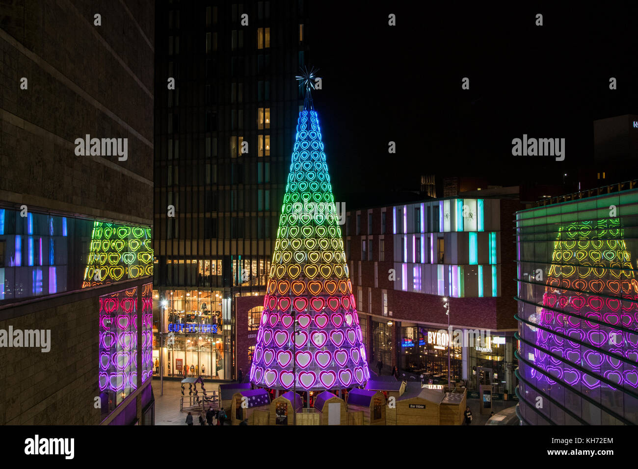 Bar Hutte un style alpin bar in Paradise Street, Liverpool One shopping mall, partie d'un arbre de Noël de 30 mètres. Banque D'Images