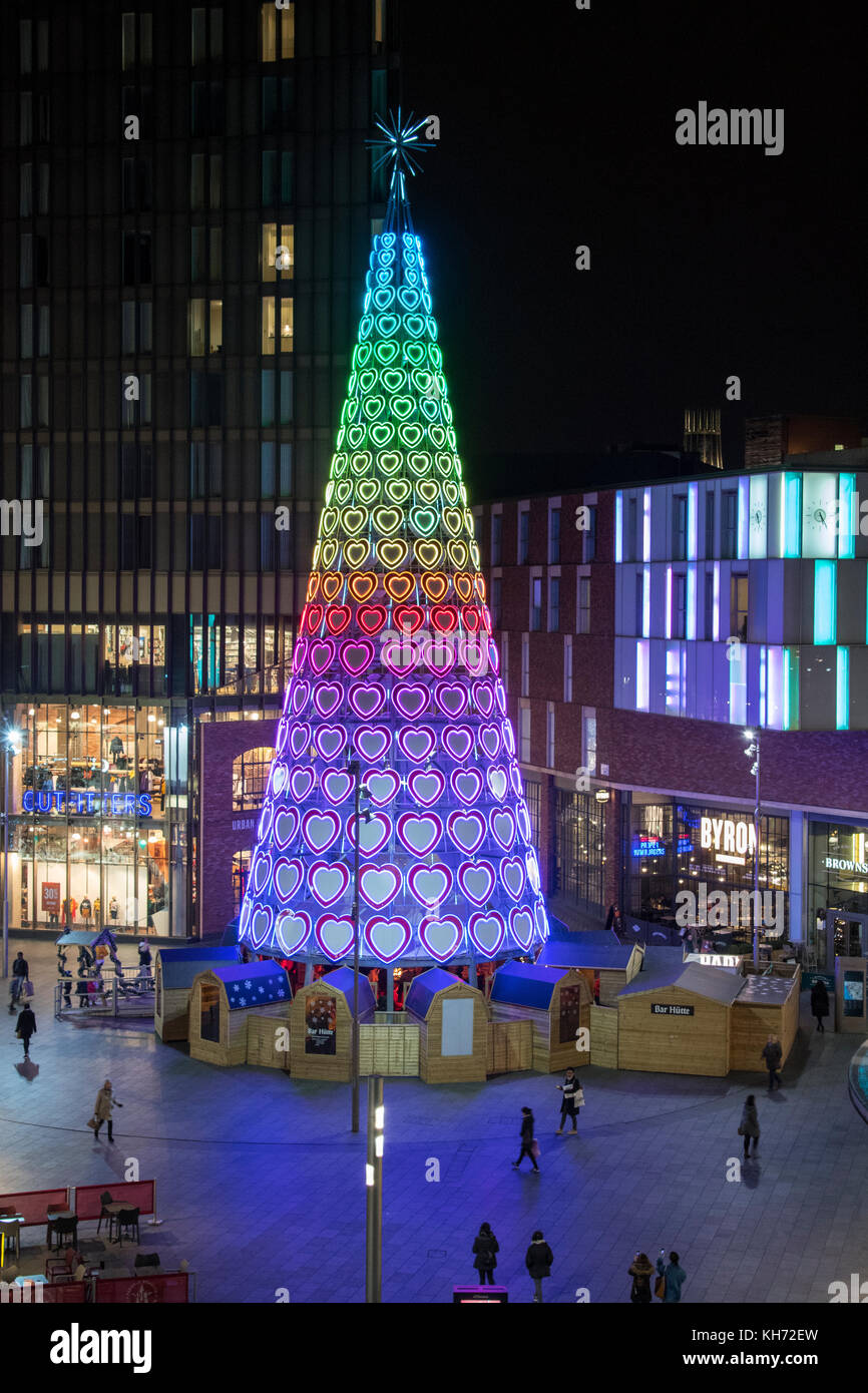 Bar Hutte un style alpin bar in Paradise Street, Liverpool One shopping mall, partie d'un arbre de Noël de 30 mètres. Banque D'Images