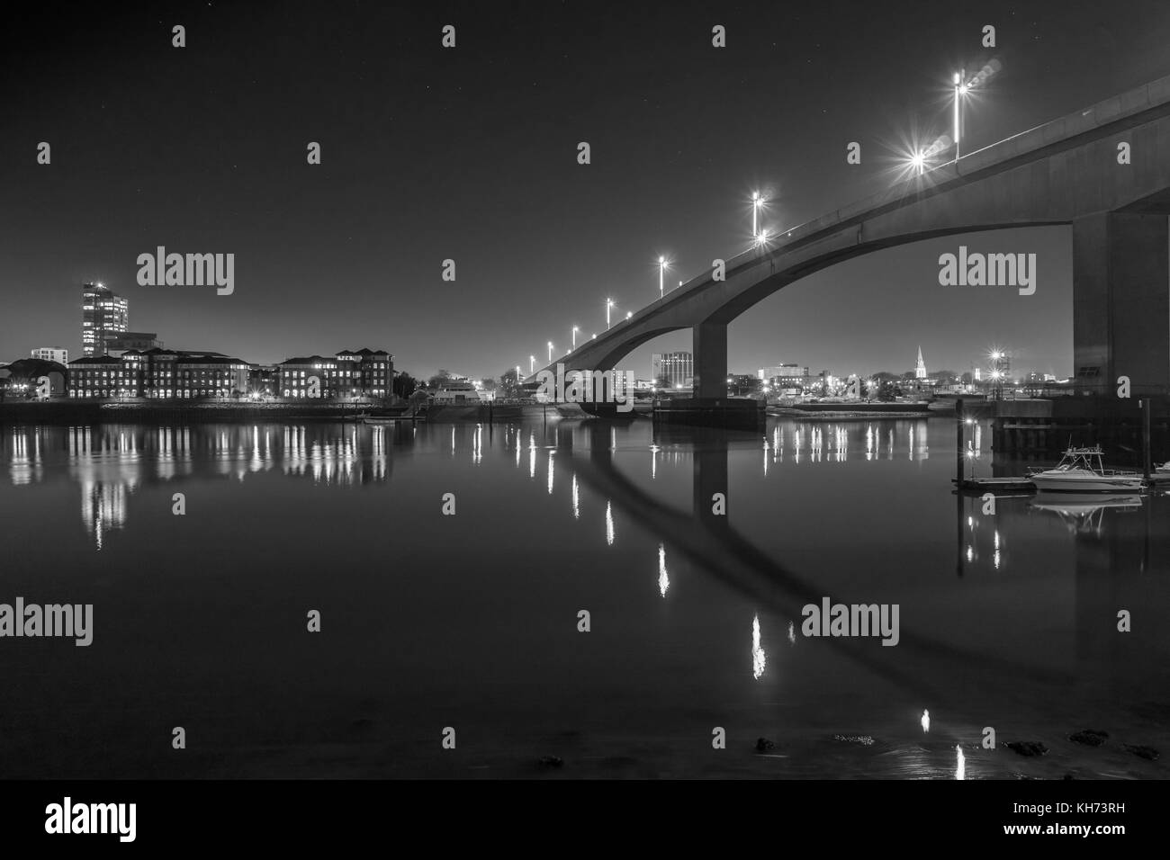 Itchen lumineux pont au-dessus de la rivière Itchen la nuit en 2017, l'image en noir et blanc, Southampton, England, UK Banque D'Images