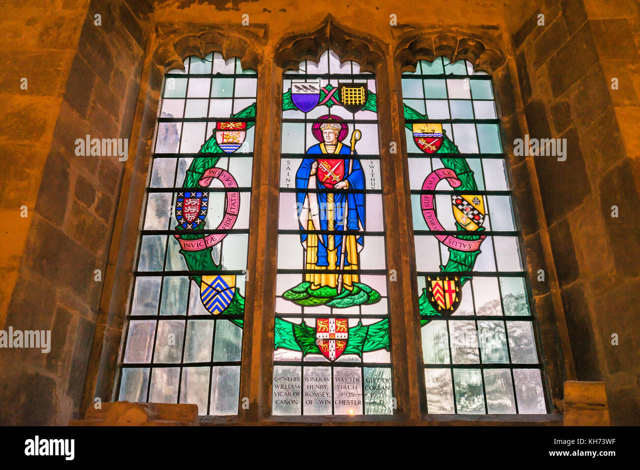 Vitrail coloré en préparation La chapelle de Lawrence à l'intérieur de l'abbaye de Romsey, Romsey, Royaume-Uni Banque D'Images